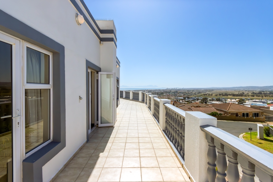 5 Bedroom Property for Sale in Mountainside Western Cape